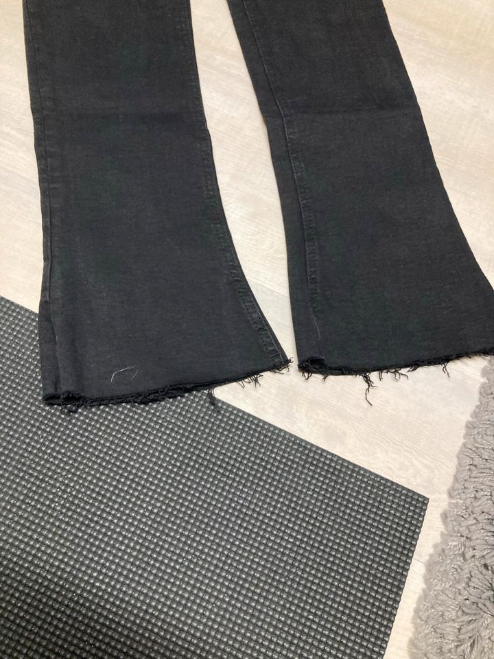 Bershka Skinny Flare Jeans Gr. 38 in Niederdorfelden