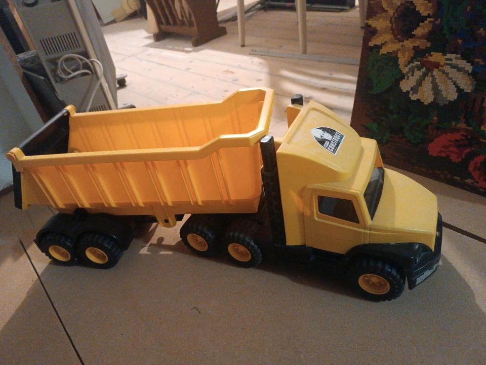 LKW (Sattelschlepper) mit Anhänger/ Bauarbeiter Kinderspielzeug in Gleichen