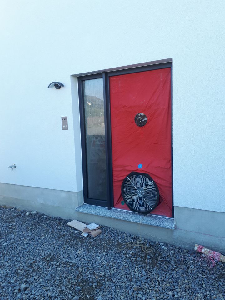 Blower Door Test,  Überprüfung der luftdichten Gebäudehülle in Ohrdruf
