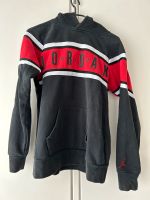 Teenie Kapuzen-Hoodie von Jordan schwarz-rot gr. 152-158 Nordrhein-Westfalen - Netphen Vorschau