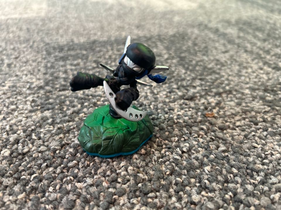 Skylanders - 10 Figuren - 2 Kristalle in Berlin