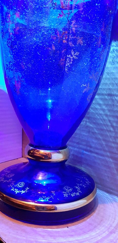 Vase aus geschliffenem kobaltblauem Böhmischem Glas 24karat Gold in Celle