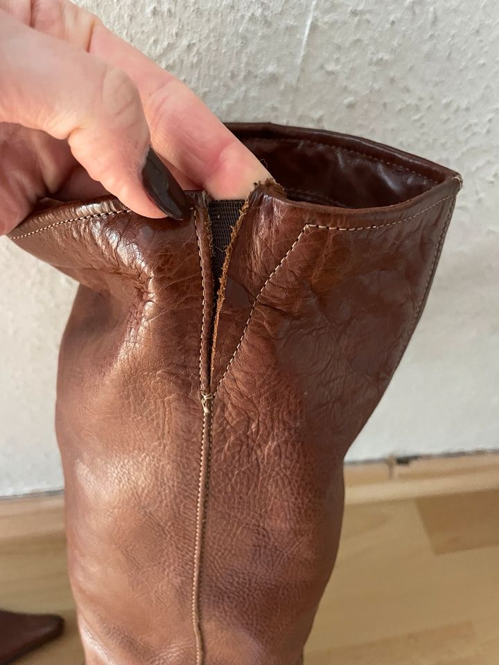 Spitze braune Leder-Stiefel mit Pfennigabsatz in Berlin