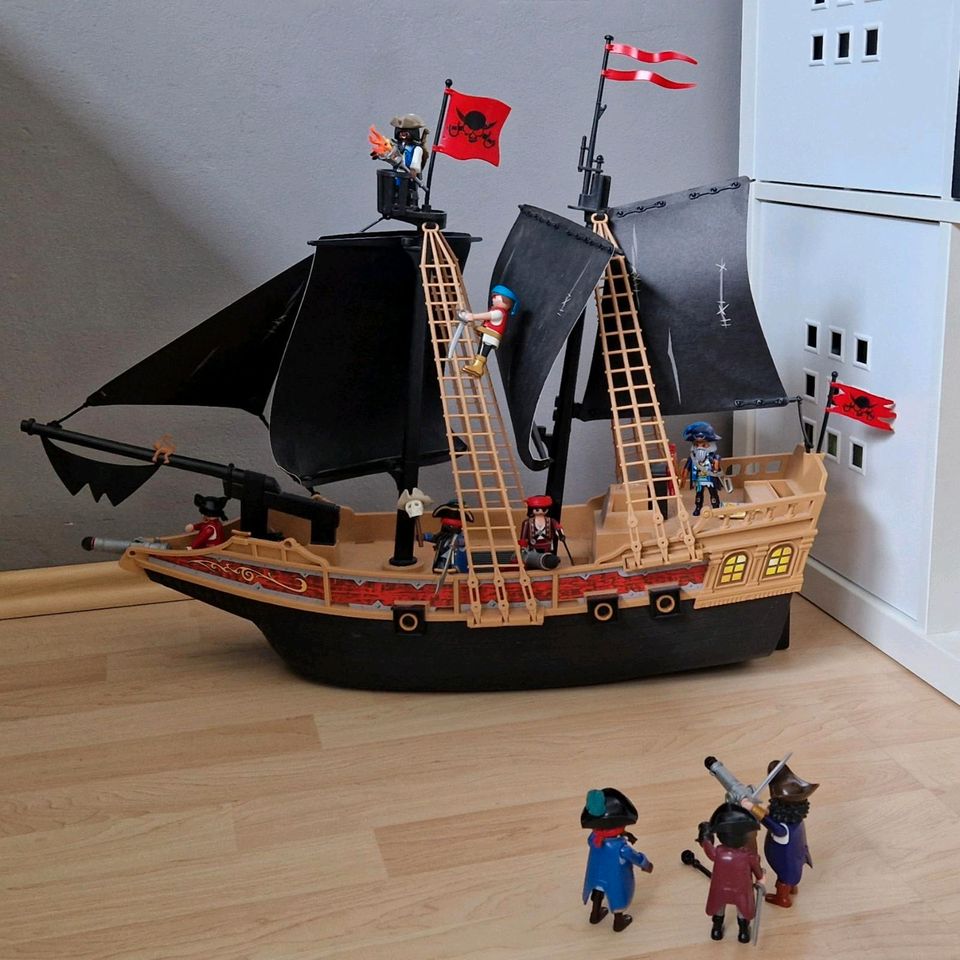 Playmobil 6678 Piratenschiff mit weiteren Piratenfiguren in Schalksmühle