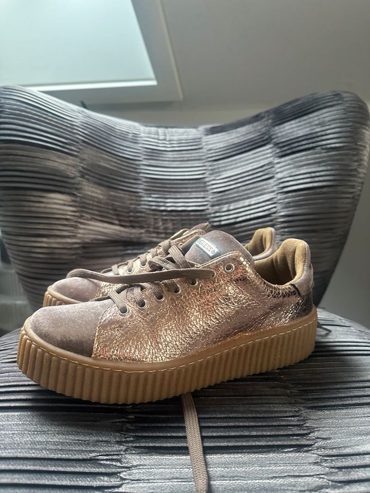 Sneaker Schuhe Gr. 39 Guess Bronze braun Roségold samt in Edemissen