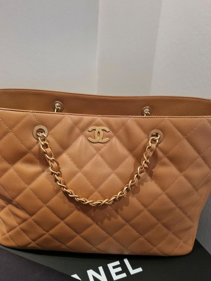 Chanel  Handtasche Tasche Shopper Braun in Bergheim