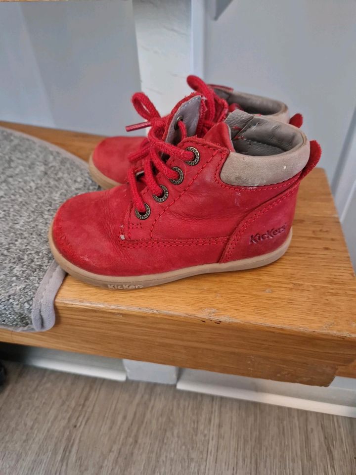 Rote Schuhe Kickers baby in Kissing