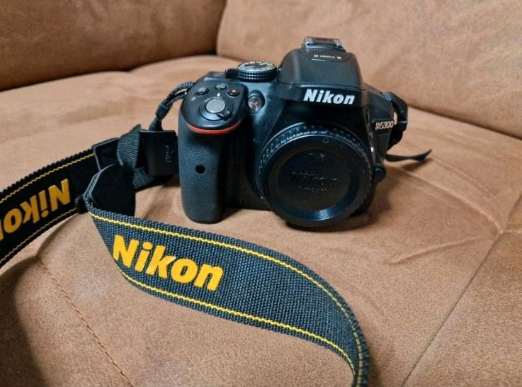 Nikon D5300 Spiegelreflexkamera Kamera + Tasche + Speicherkarten in Hamburg