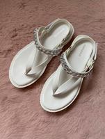 Zehentrenner Sandalen weiß silber Gr. 38 (eher 37) Hessen - Riedstadt Vorschau