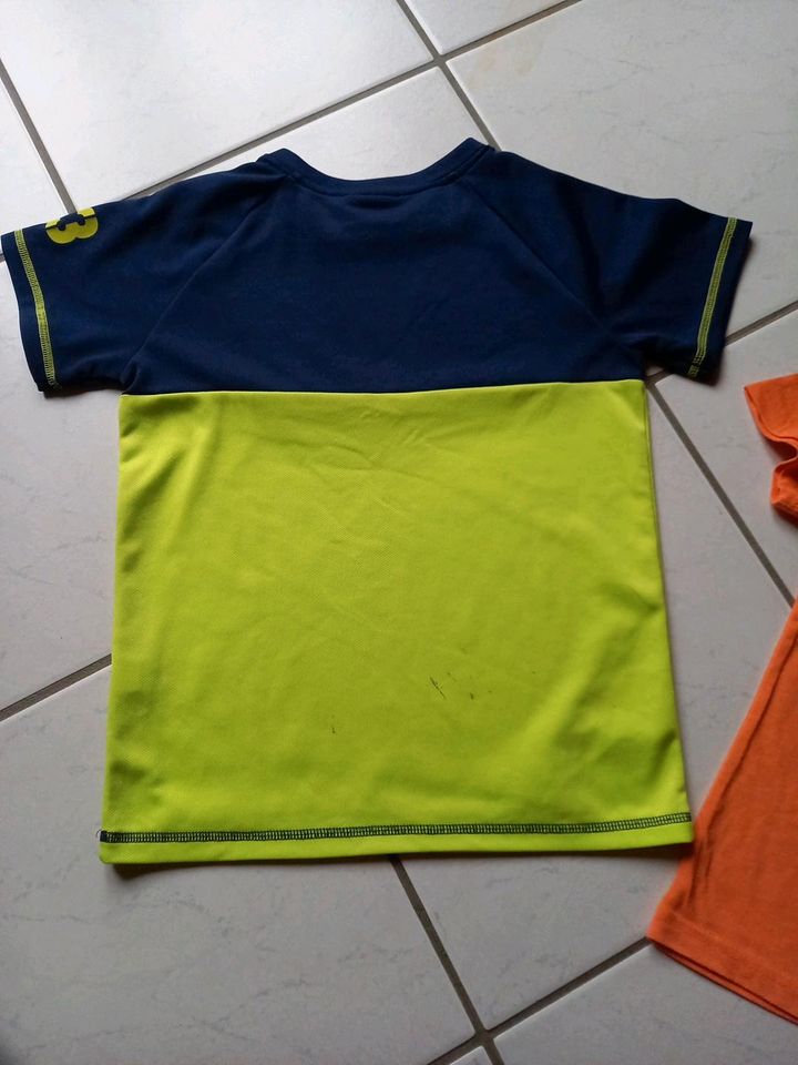 2x T-Shirts / 1x  Funktionsshirt, Kapuze, Dino Gr. 128 in Burscheid