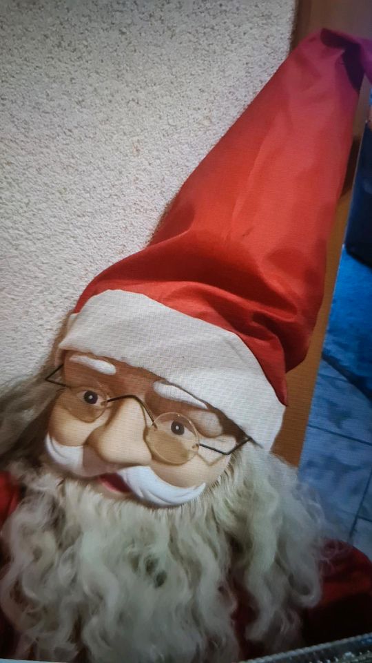 Santa Claus kletternd auf Lichtleiter in Plaidt