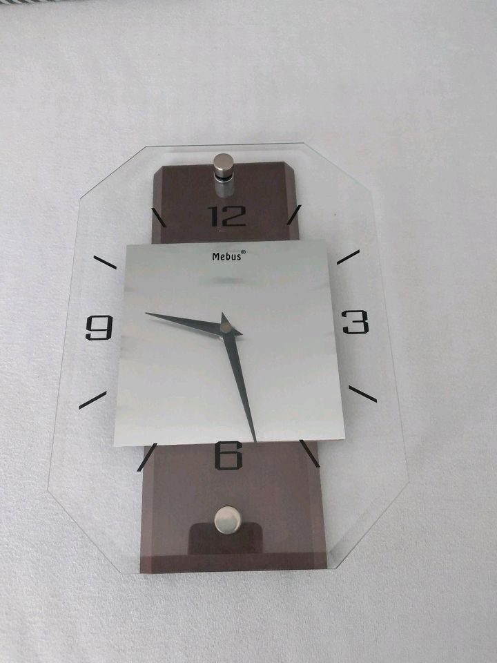 Wanduhr, dunkelbraun mit Glasscheibe in Ferdinandshof