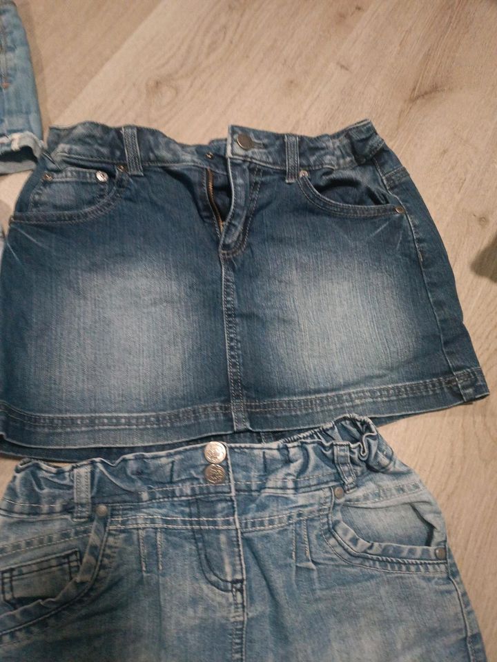 3 kurze Jeans + 2 Jeansröcke 140 in Klötze