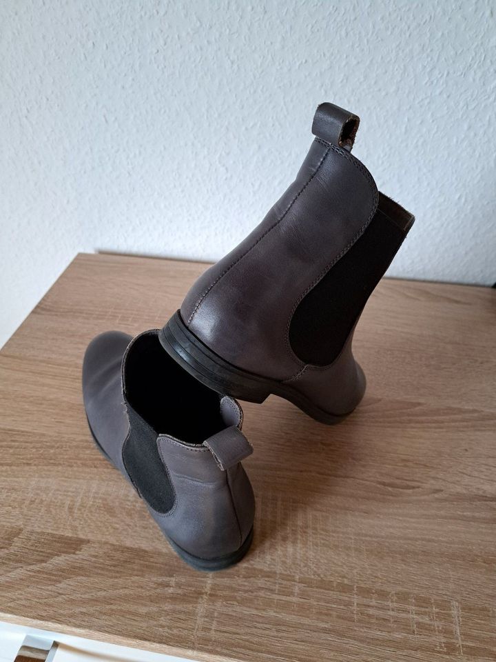 Chelsea Boots Grau echtes Leder Gr. 39 in Laubach