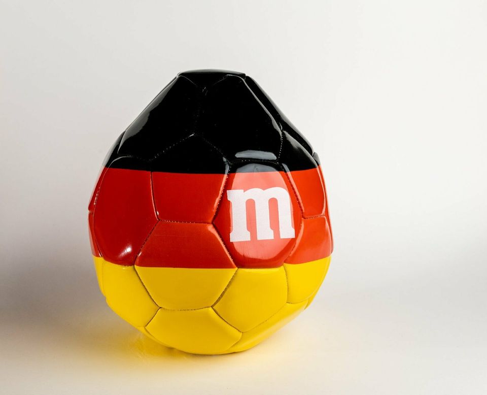 M&M Ball TV Total Schlag den Raab - Erdnussform Leder M-Ball in Garching b München