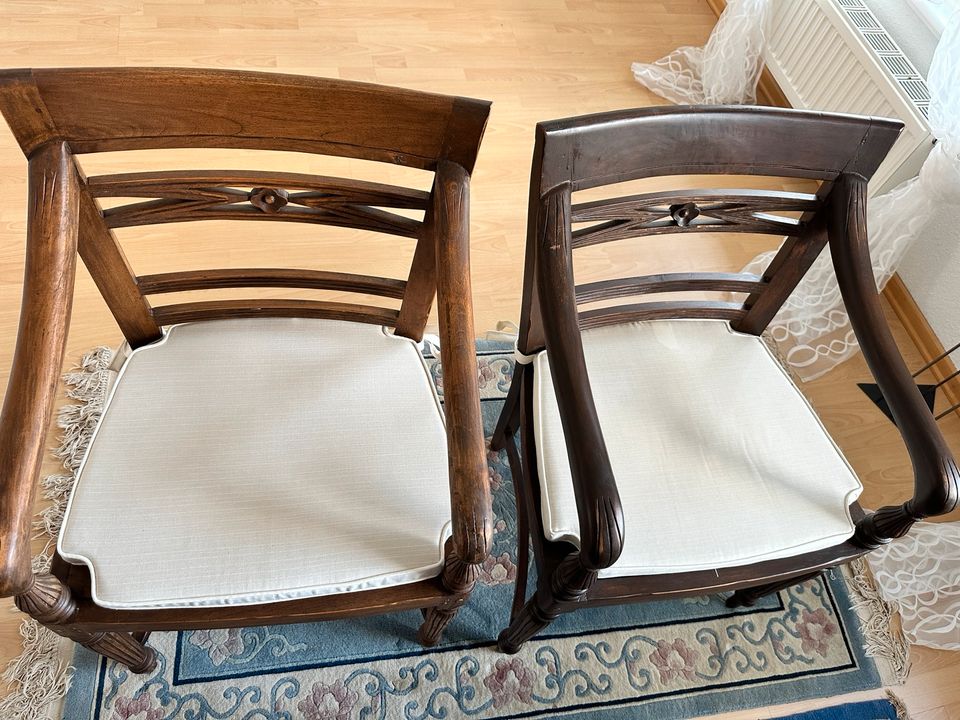 2 Echtholz Stühle mit Beistelltisch in Kempen