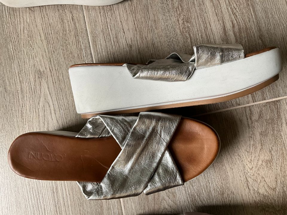 Inuovo Sandalen taupe, silber, weiss Gr.40 pro Paar 20,— in Würselen