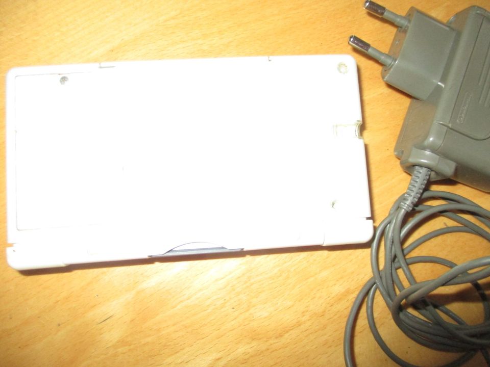 Nintendo DS lite Konsole beige mit Kabel in Adelsdorf