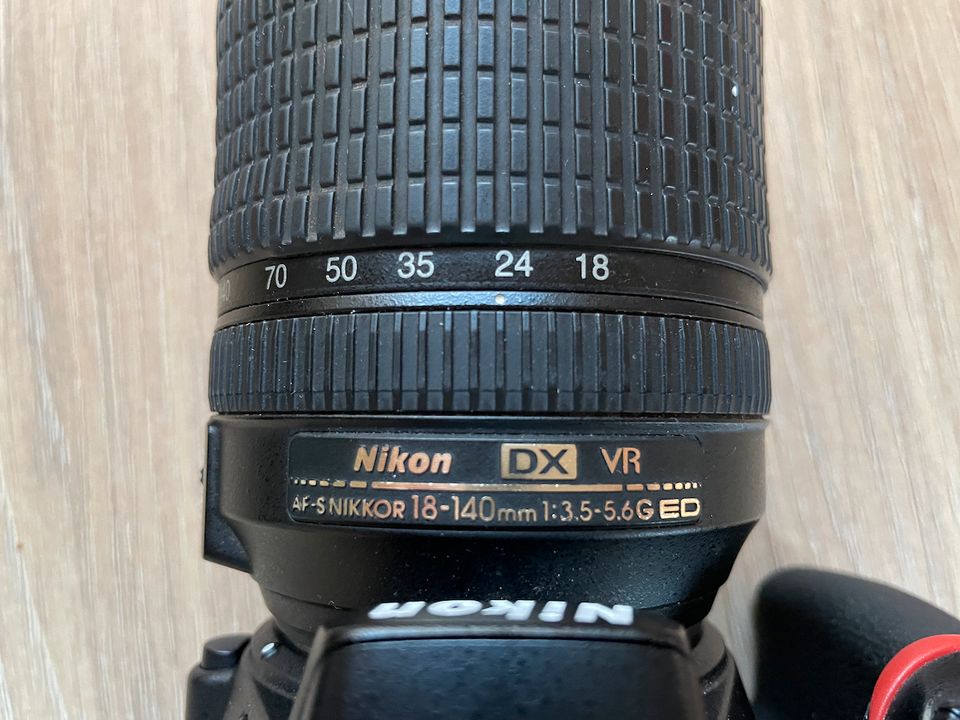 Nikon D5600 & Objektiv Nikkor 18-140mm, 2x Nikon Akkus & Zubehör in Edewecht