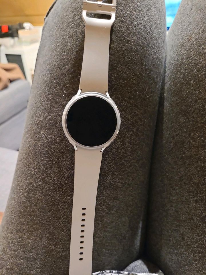 Samsung Galaxy Watch 4 44mm in Wiesbaden