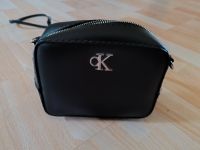Calvin Klein Jeans Handtasche Mono Hardware Camera Bag Niedersachsen - Lehrte Vorschau