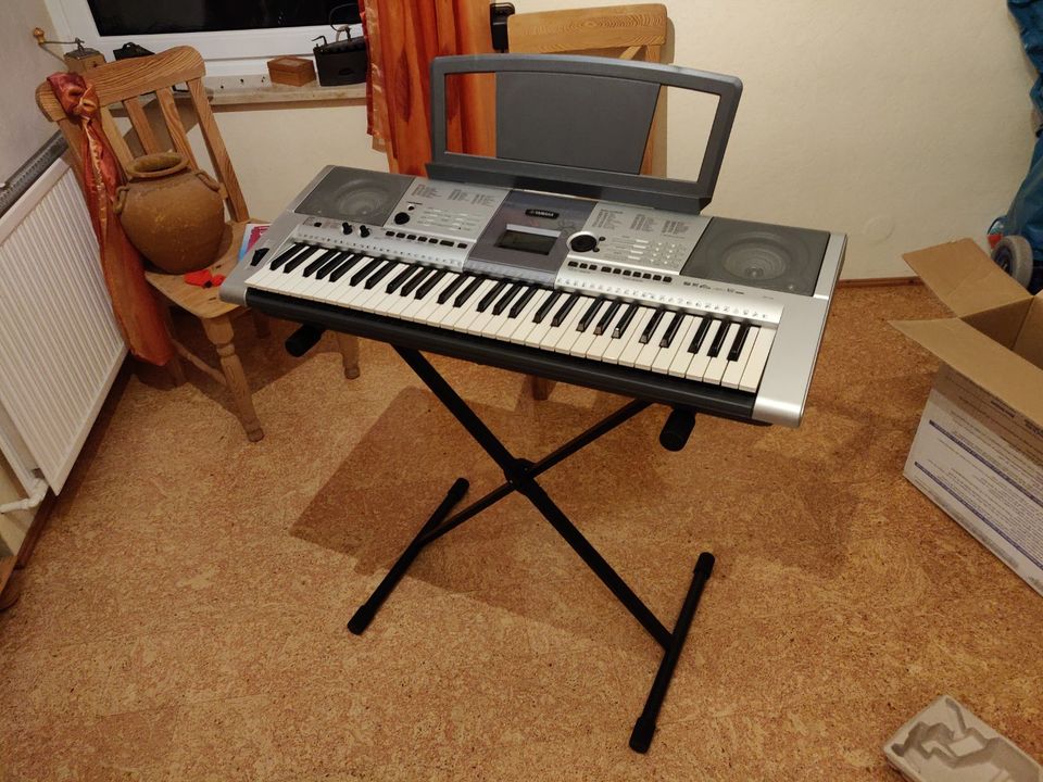 Digital Keyboard Yamaha YPT-410 in Geroldsgrün