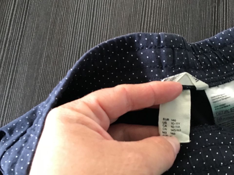 Dunkelblau gepunktet Kurze Hose Shorts gr.146 H&m in Karlsdorf-Neuthard