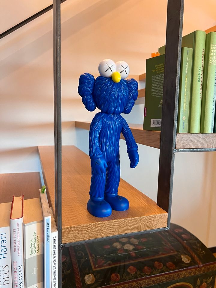 Original KAWS BFF Vinylfigur in Blau mit StockX-Verifizierung in Simbach