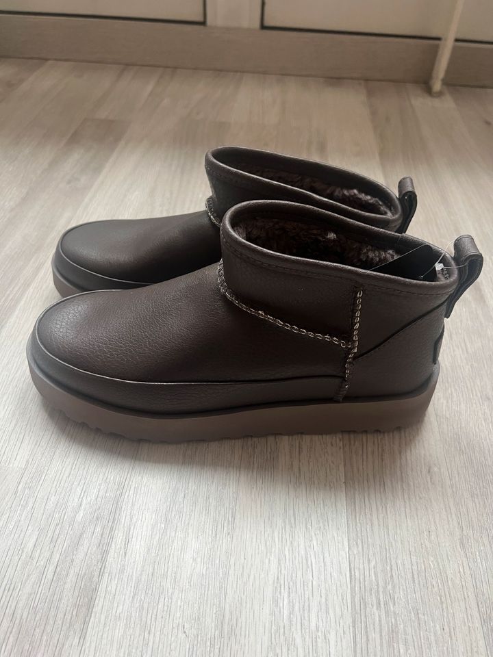 Damenboots von UGG -nagelneu- in Berlin