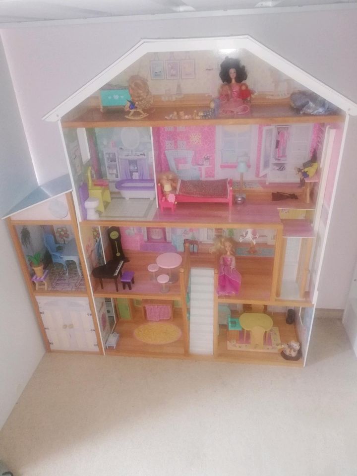 Barbie Haus mit viel Zubehör in Reinbek