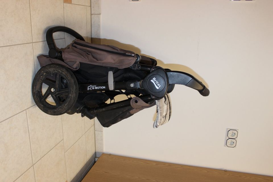 Römer Britax B-Motion - 4 in Fossil Brown mit Zubehör in Hallgarten