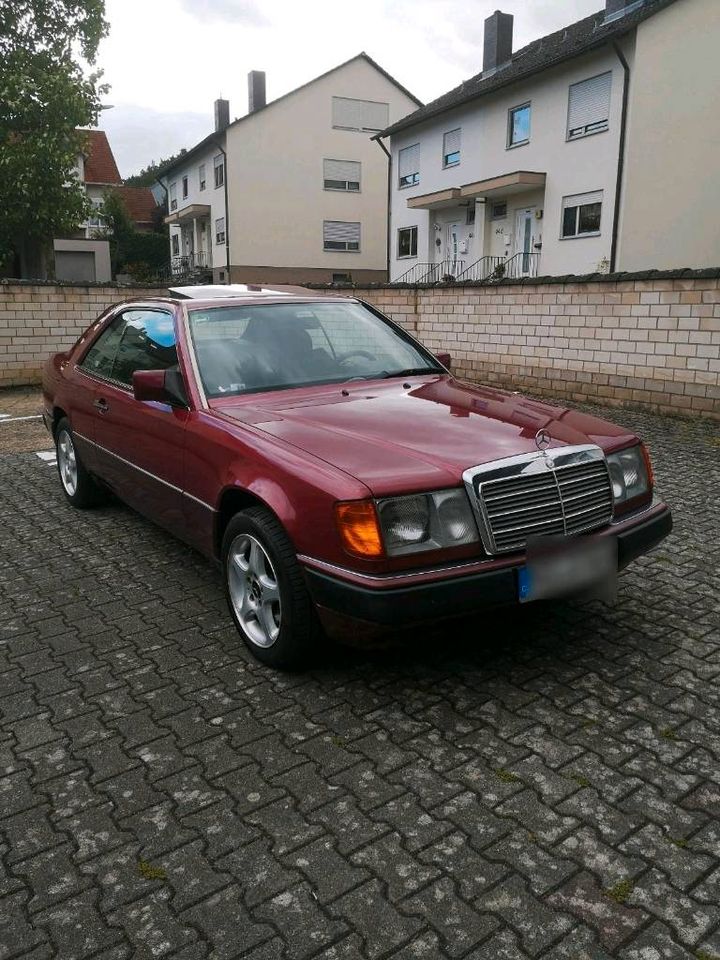 Oldtimer Mercedes 230 ce in Erlenbach am Main 