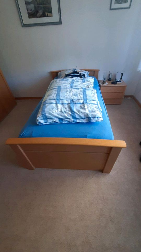 Schlafzimmer Kleiderschrank Bett Sideboard Matratze in Boffzen