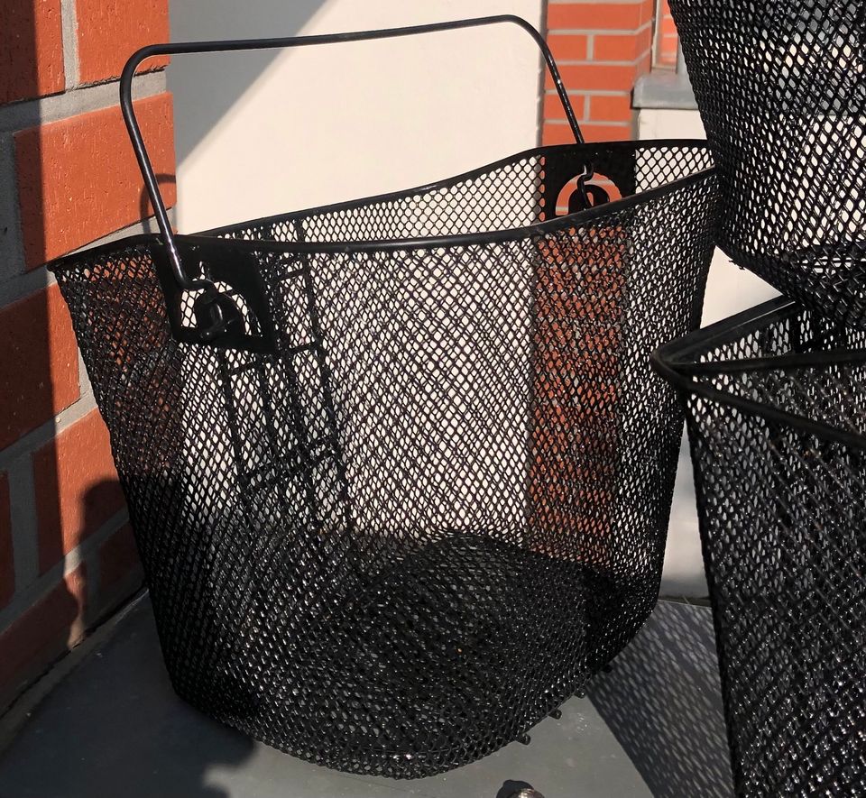 Fahrrad Korb schwarz Metall neu  beschichtet mit Klapphenkel in Neuss