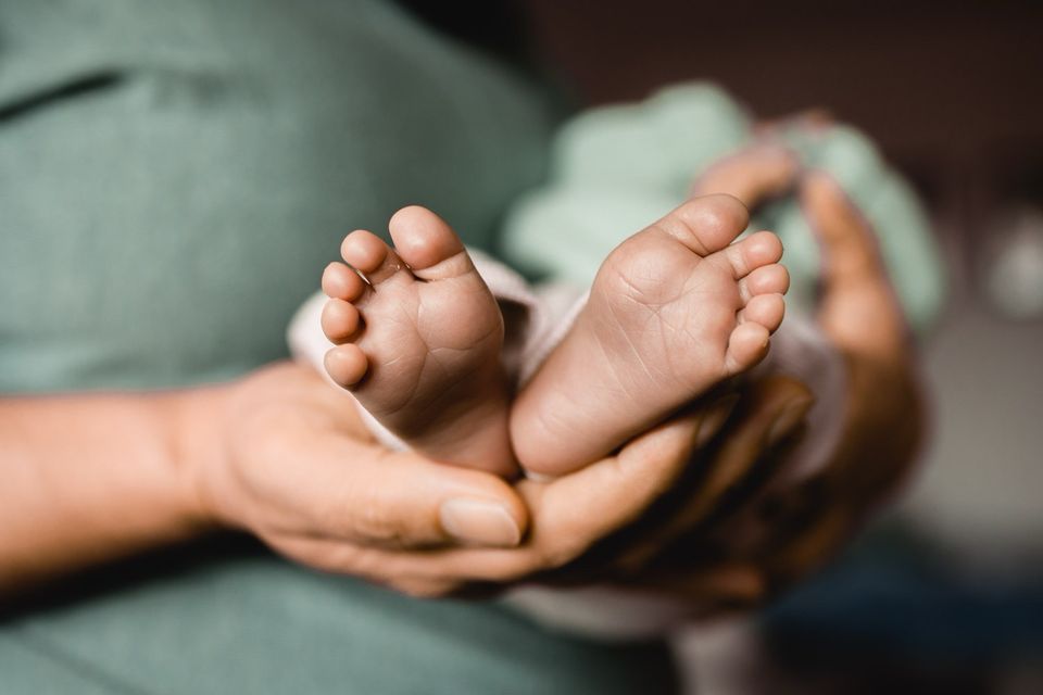 Newborn-Fotografie Homestory / Neugeborenen-Fotoshooting zu Hause in Oberschleißheim