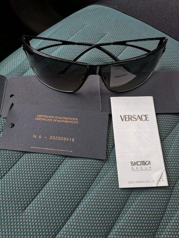 Sonnenbrille v. Versace, schwarz. in Dalheim