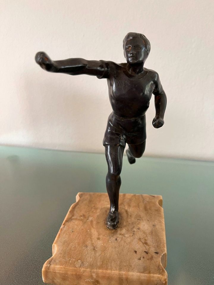 Alte Figur, Skulptur, Mann, Athlet, Sportler, Läufer in Bad Tölz