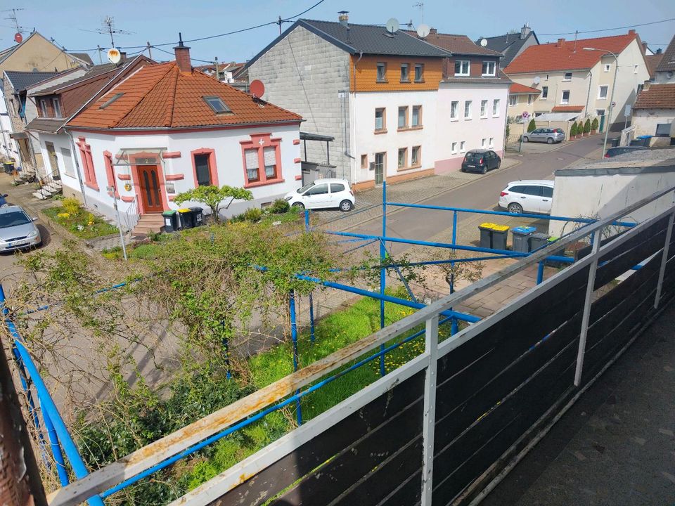 Blaues Eisengestell für den Außenbereich in Saarwellingen