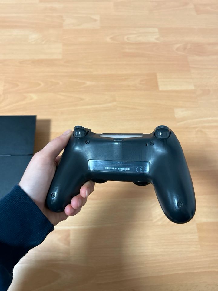 PlayStation 4 500 GB mit einem Kontroller in Wedemark