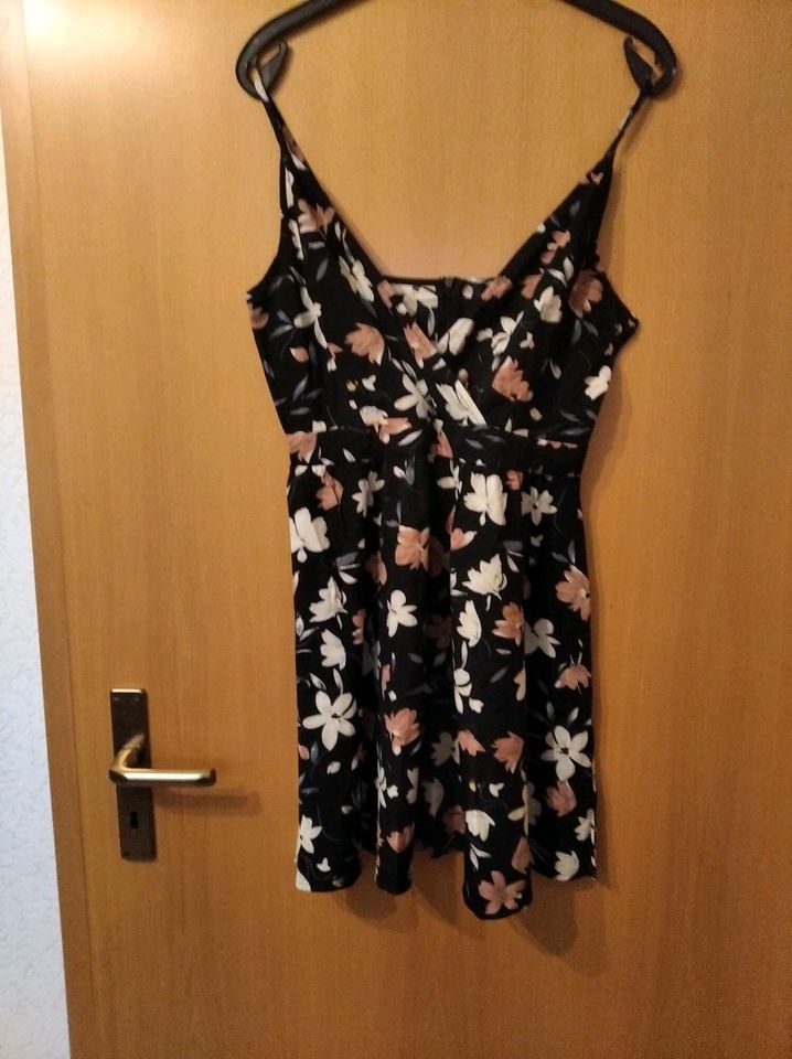 Schwarzes Kleid mit Blumen in M Shein in Gräfenberg