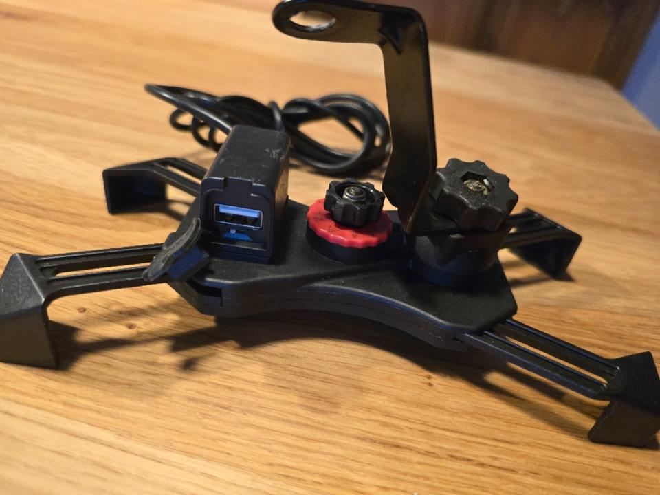 Handyhalterung Motorradspiegel mit USB Buchse grosse Handys in Geisenheim