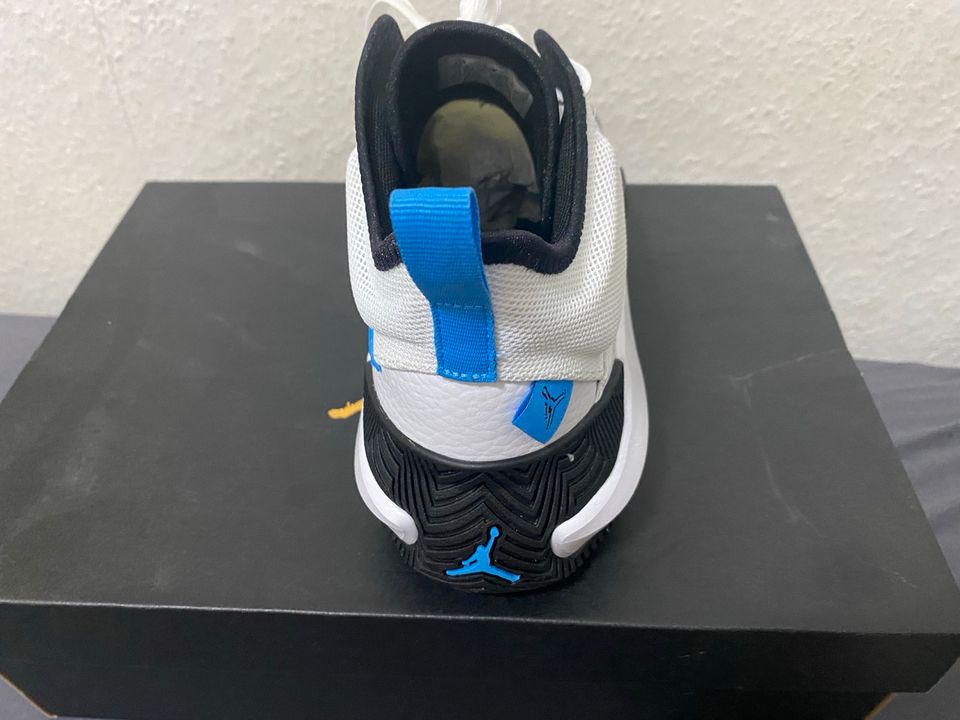 JORDAN STAY LOYAL 2  (WHITE,BLACK,UNIVERSITY BLUE) Original in Hamm