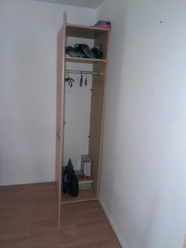 Kleiderschrank / Besenschrank in Loitz (Bei Demmin)