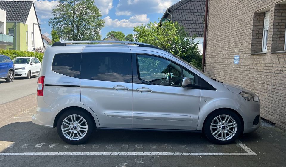 Ford Tourneo Courier Titanium 2020/2 1,5 TDCi 74KW in Bielefeld