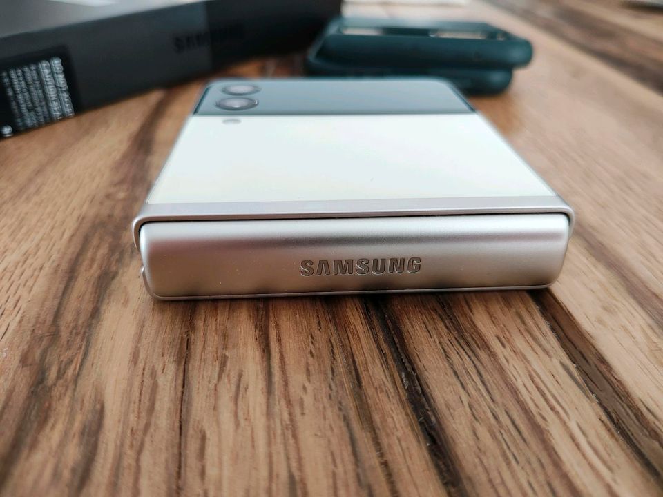 Samsung Galaxy Z Flip3 5G Cream 256GB in Hamburg