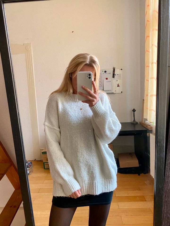 Weißer kuscheliger Pullover Bershka S neu in Freiburg im Breisgau