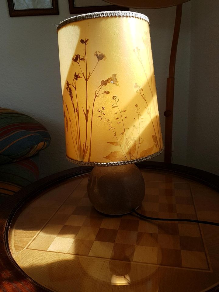 Tisch Lampe Keramik getrocknete Blumen 60er Vintage in Selent