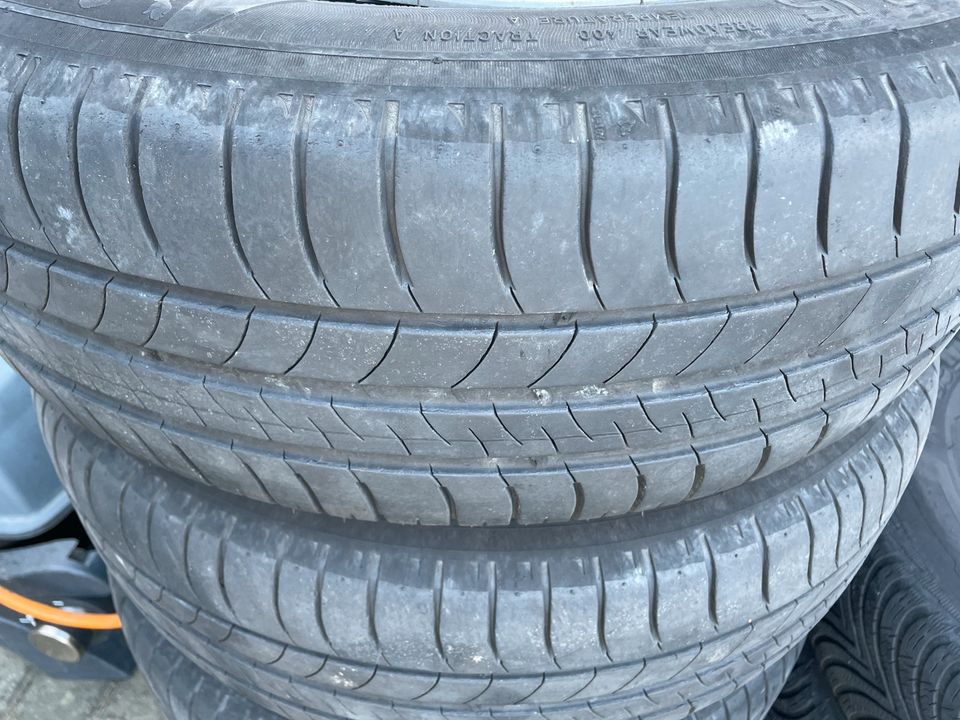 Sommerreifen Michelin auf Stahlfelgen mit Radkappe 195/65/15 in Jesberg