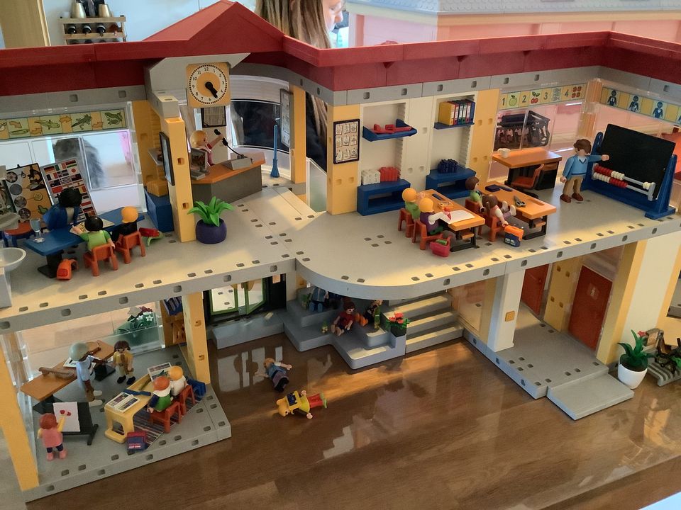 Playmobil Große Schule mit Turnhalle, möbliert in Jüchen