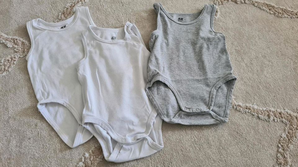 H&M Basic Bodys mit kurzen Armen (Tanktop) Gr. 74 in Hilden